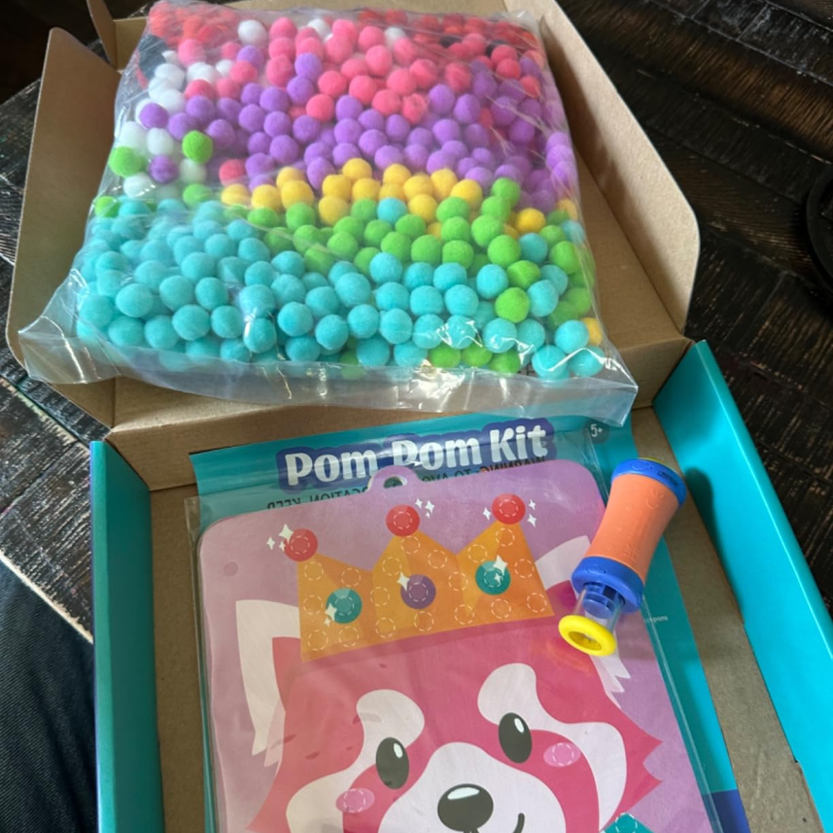 Crafty Pom Pom Kit – Το Σετ για Αφράτη Δημιουργία