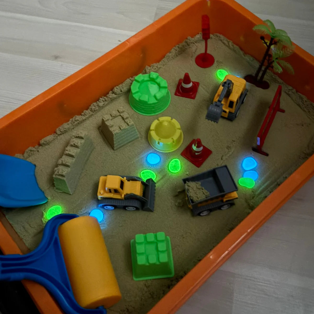 Αισθητηριακό σετ με μαγνητική άμμο & φωσφορίζοντα πετραδάκια | Εργοτάξιο & εκσκαφείς