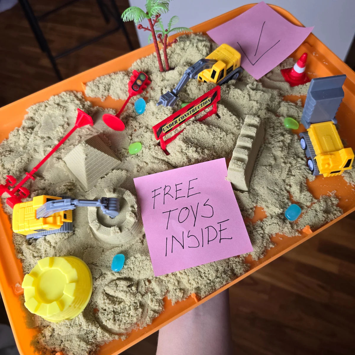 Αισθητηριακό σετ με μαγνητική άμμο & φωσφορίζοντα πετραδάκια | Εργοτάξιο & εκσκαφείς