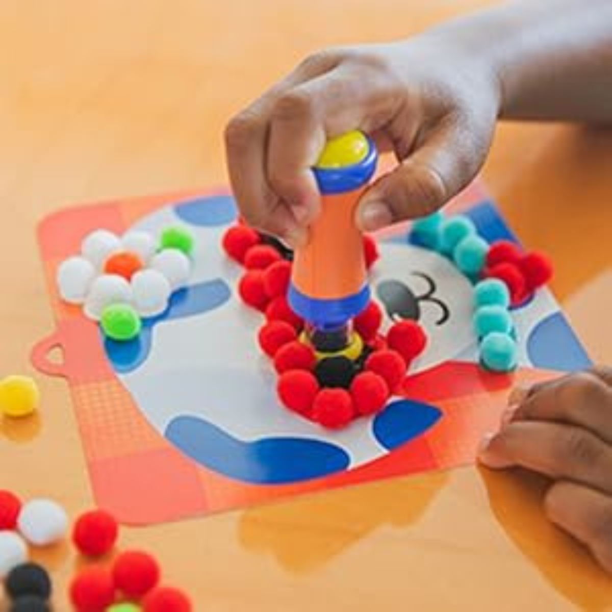 Crafty Pom Pom Kit – Το Σετ για Αφράτη Δημιουργία