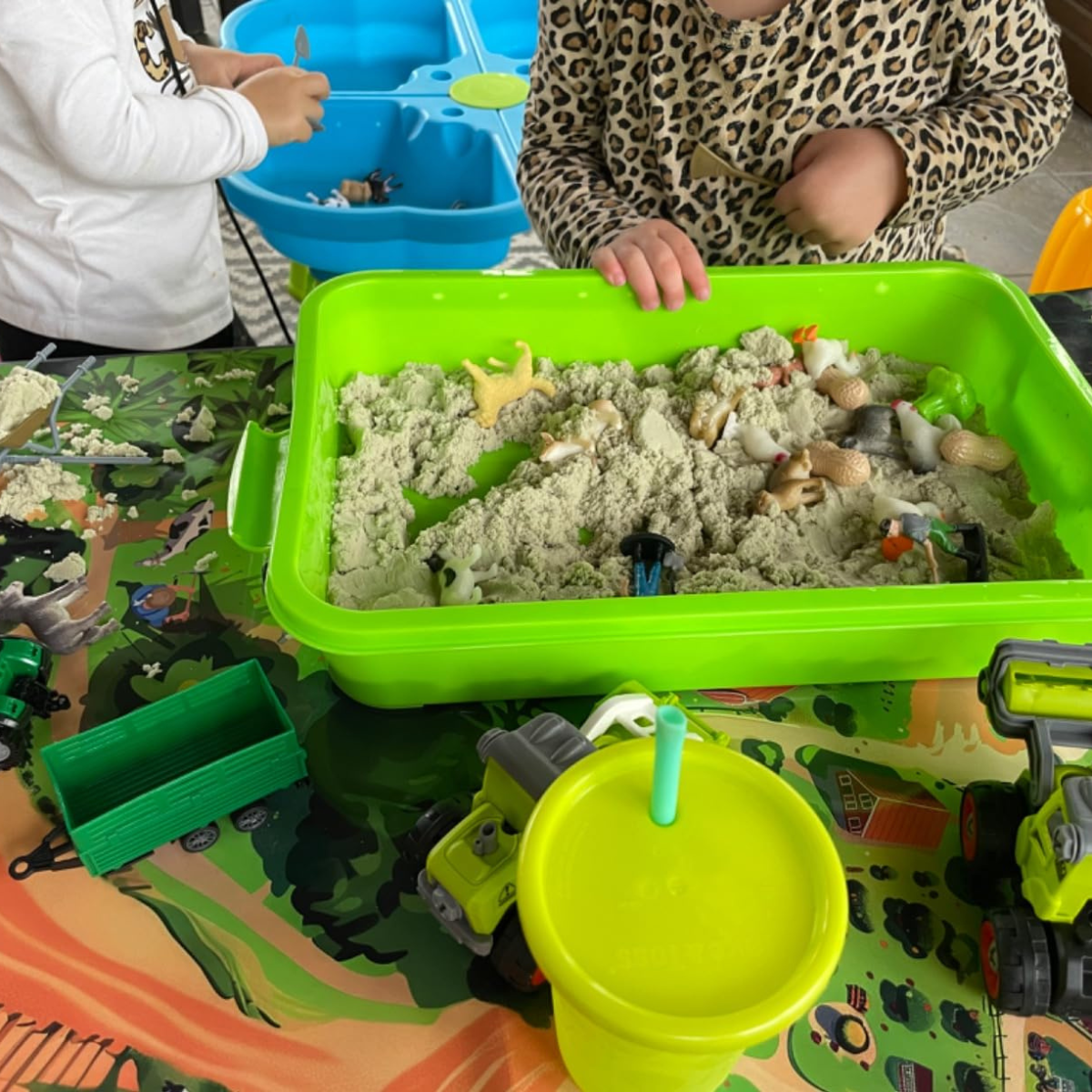 Kinetic Sand - Farm Κατασκευαστικό Παιχνίδι – Φορητό Πτυσσόμενο Κάδος με Γερανό, Φορτηγό και 2 κιλά Αισθητηριακής Άμμου (Για ηλικίες 3+)