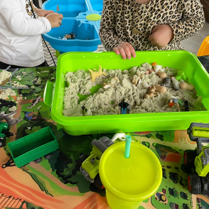 Kinetic Sand - Farm Κατασκευαστικό Παιχνίδι – Φορητό Πτυσσόμενο Κάδος με Γερανό, Φορτηγό και 2 κιλά Αισθητηριακής Άμμου (Για ηλικίες 3+)